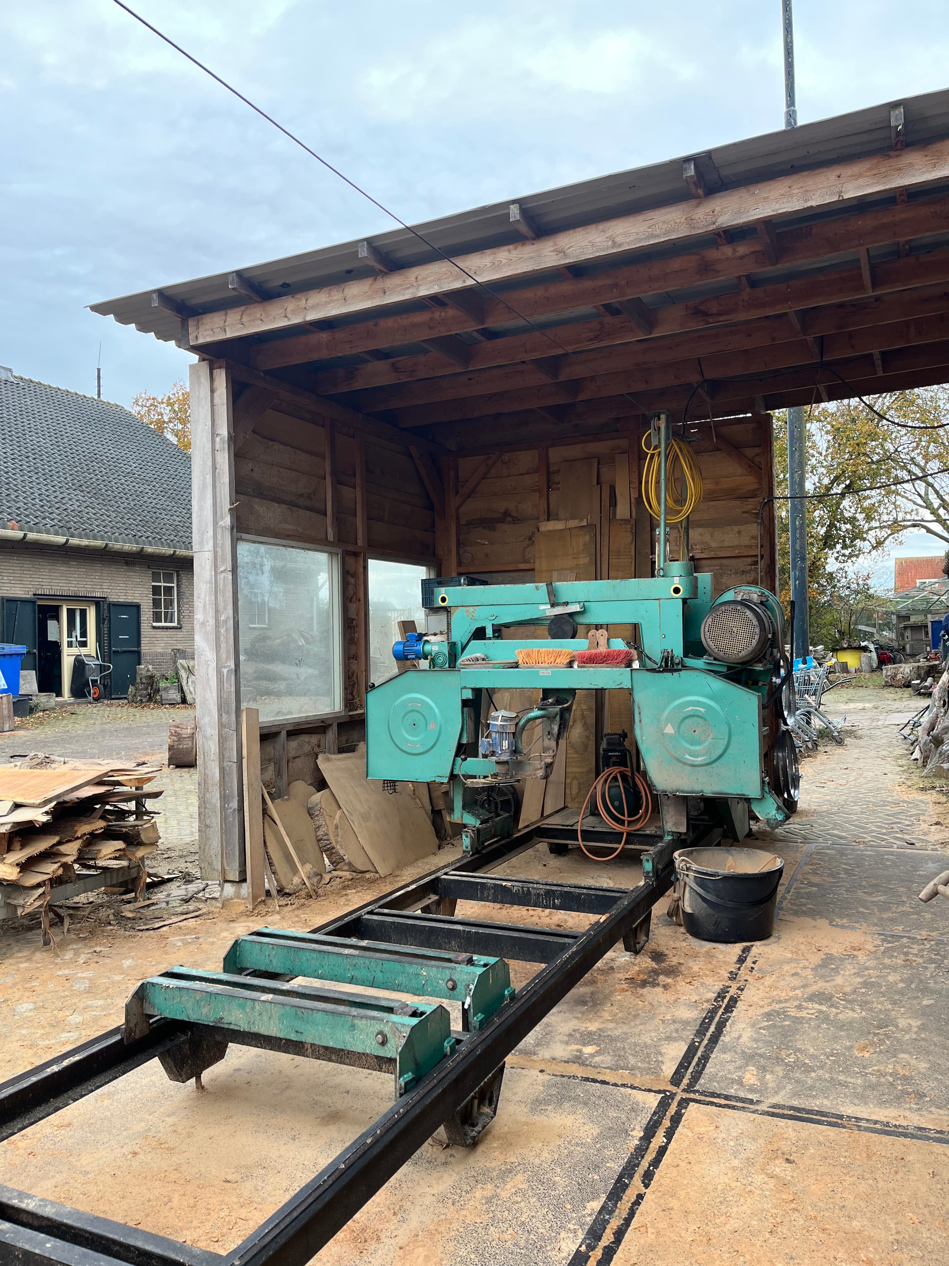 Horizontal bandsaw during the sawing process 